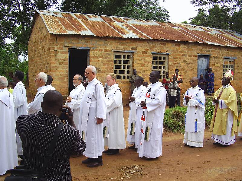 0170 Mahagi stoet priesterwijding.JPG